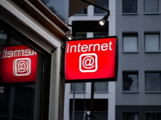 Exploring the Positive and Negative Aspects of Internet Trading: A Comprehensive Analysis