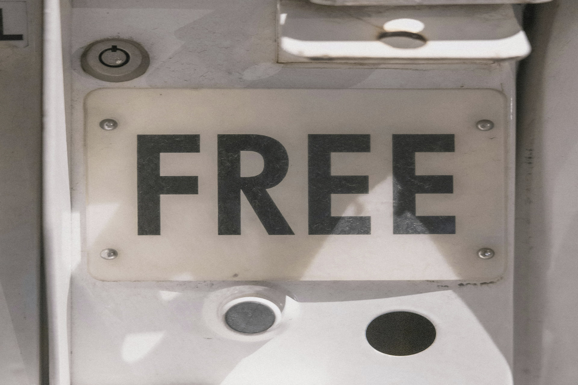 Forex Signals for US Traders: Free vs Paid Services Reviewed