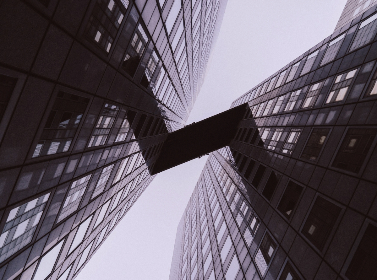 Trader manages a leveraged position in Forex