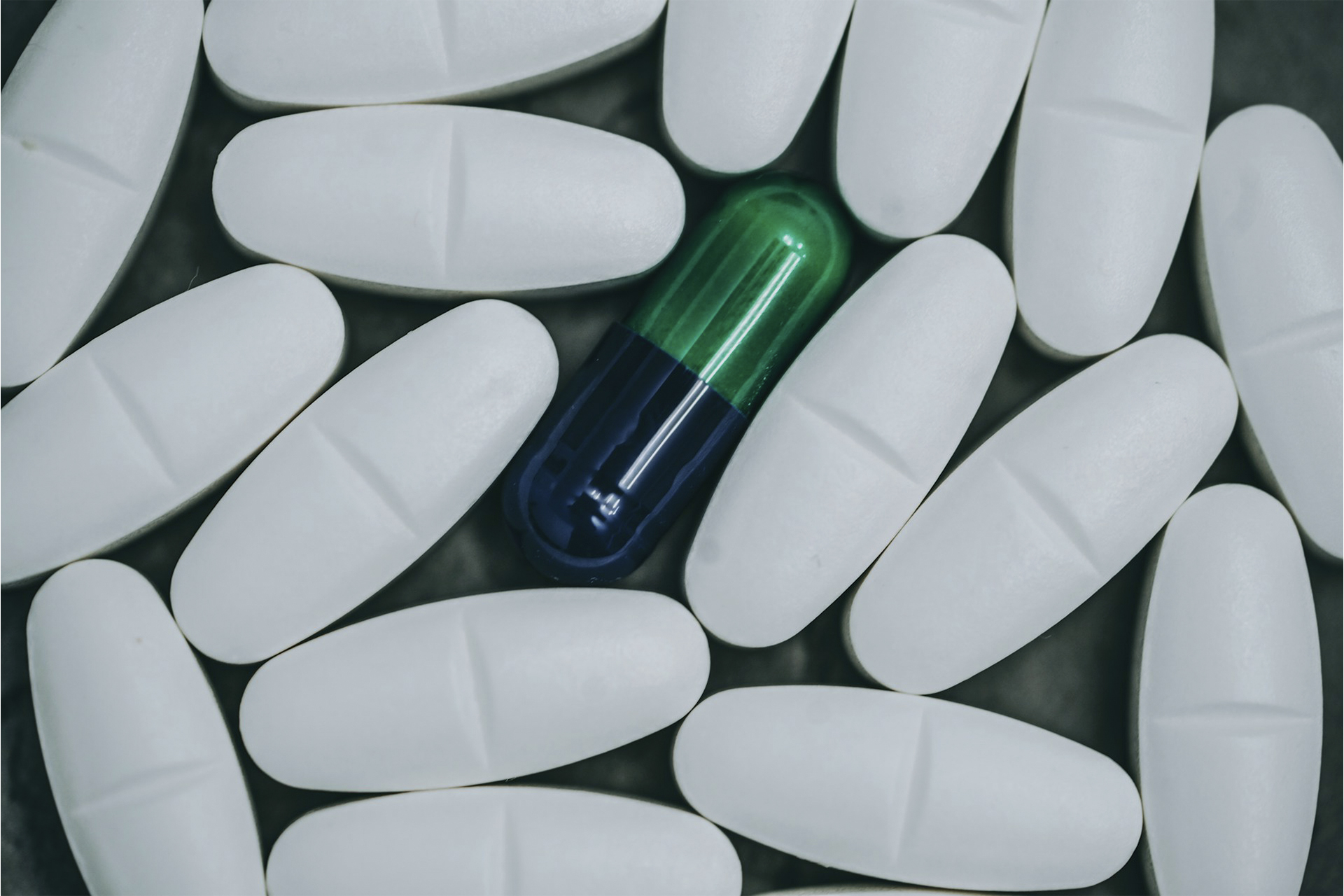 The US is preparing for a tariff war with Big Pharma: 100% duties on brand-name drugs could change the market.