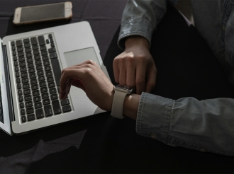 Anonymous VPS vs broker-provided free VPS: why independent traders choose anonymity