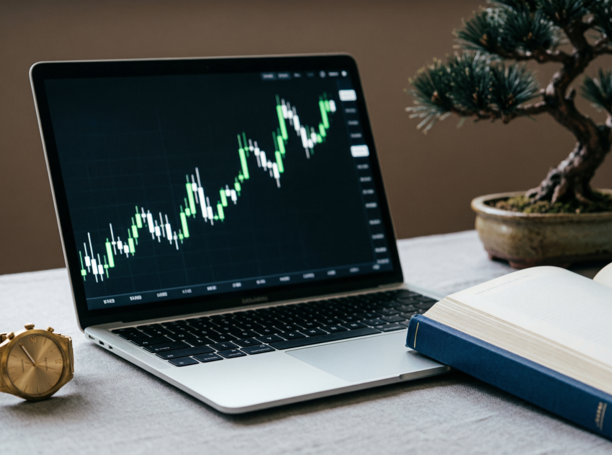 Forex as a Career Launch: How Young Professionals Use Trading to Build Initial Capital Faster